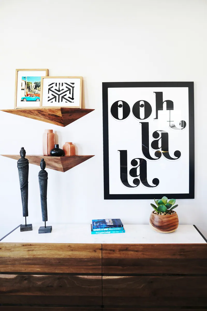 Affiche typographique « ooh la la » encadrée au mur