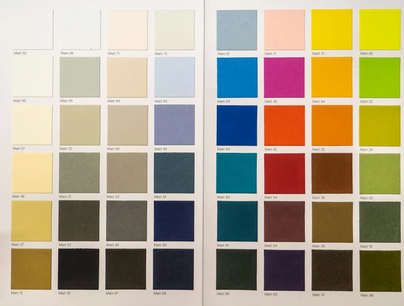 Nuancier de papiers colorés présenté en damier