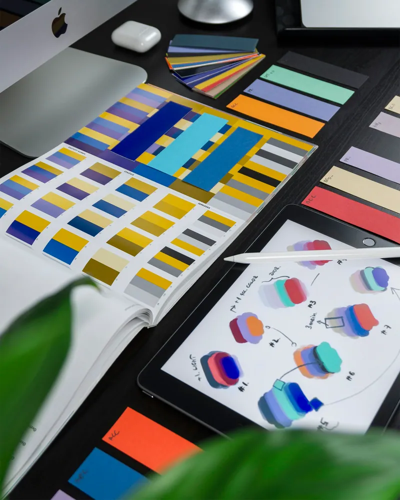 Guide de couleurs imprimé et tablette de dessin sur un bureau