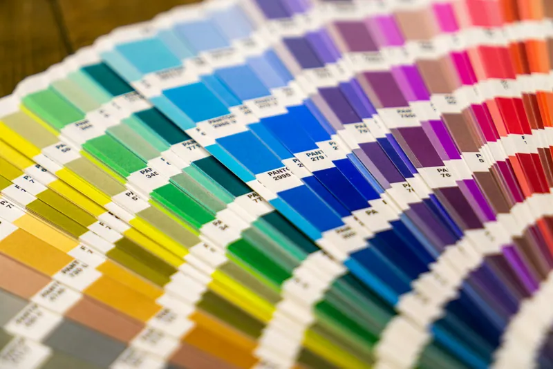 Éventail de nuanciers couvrant tout le spectre des couleurs
