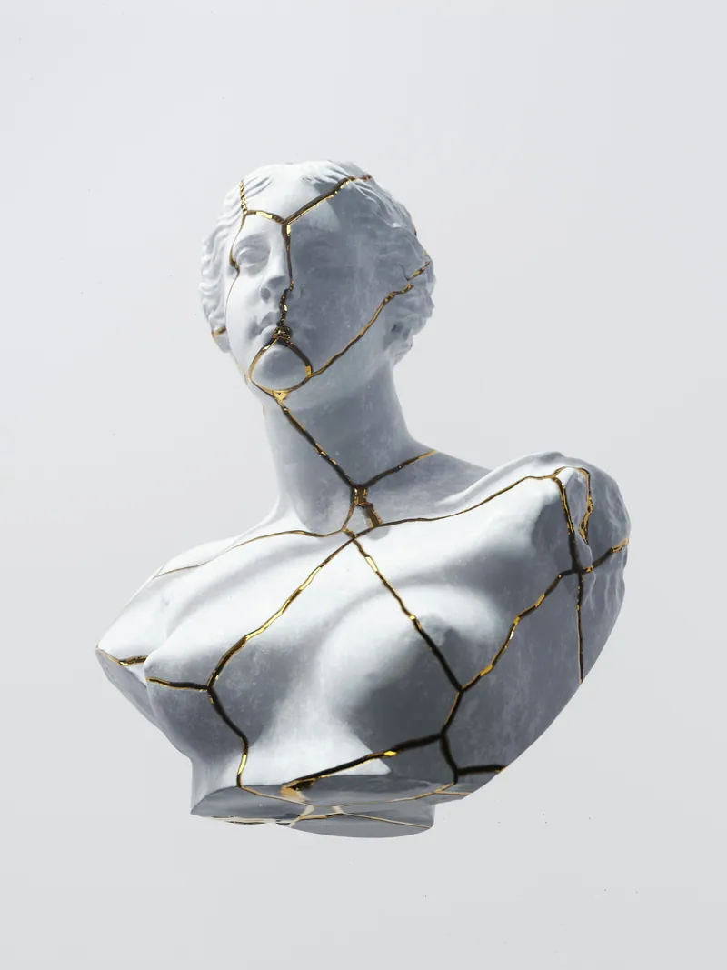 Buste blanc réparé à l'or selon la technique du kintsugi