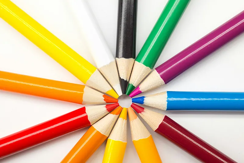 Crayons de couleur disposés en étoile