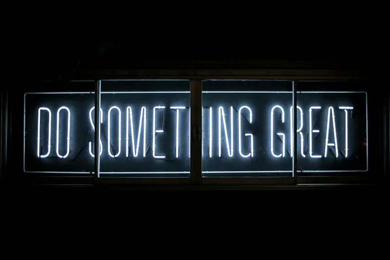 Enseigne au néon « Do something great » dans le noir