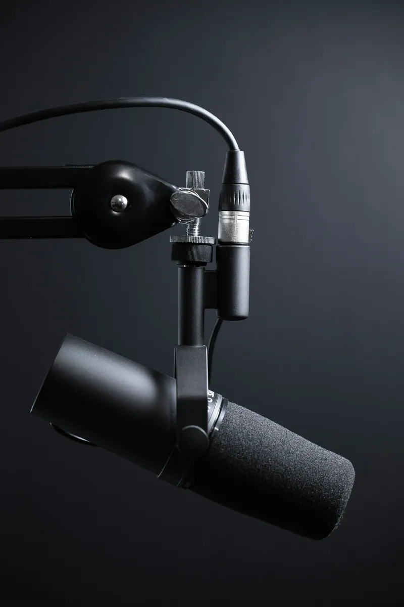 Microphone de podcast monté sur un bras articulé