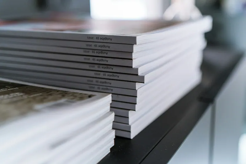 Piles de brochures imprimées sur une table noire