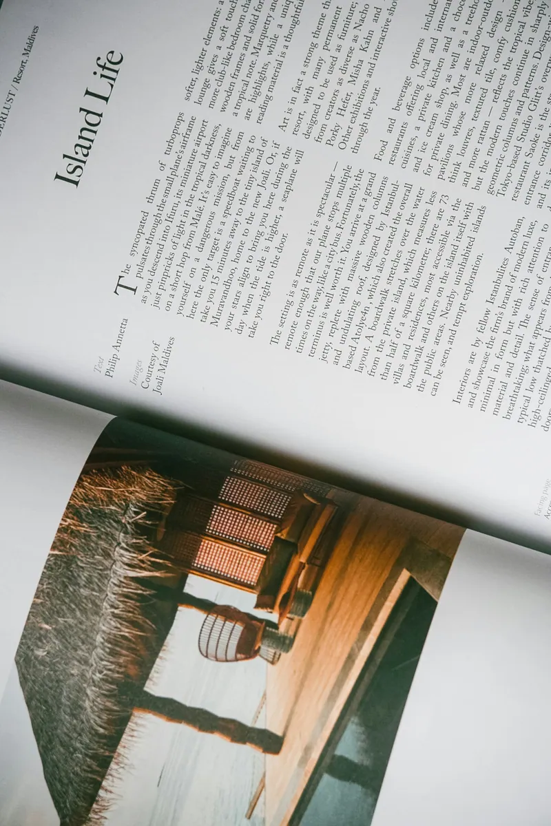 Livre ouvert sur une double page illustrée