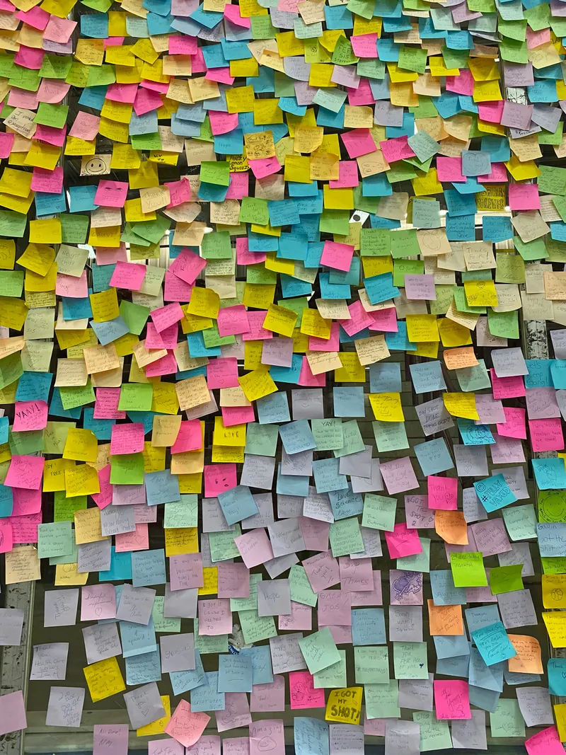 Mur entièrement recouvert de post-it multicolores