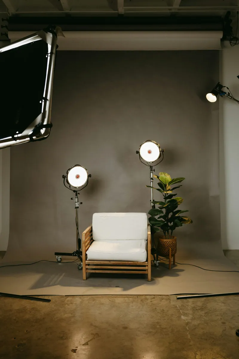 Fauteuil blanc et projecteurs dans un studio photo