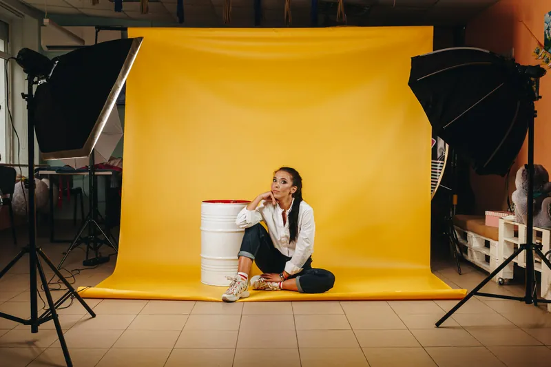 Séance photo sur un fond jaune en studio